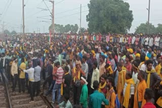 Kurmi community people refuse to withdraw blockade