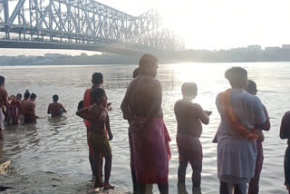 People perform tarpan in various ghats of Howrah in police surveillance