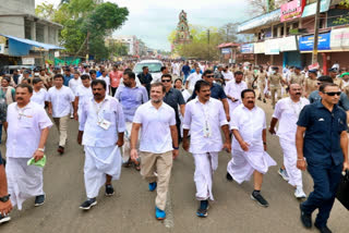 Bharat Jodo Yatra: Congress workers protest with cutouts of gas cylinders in Kerala's Thrissur