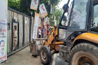 bulldozer came in front of Sachin pilots house  bulldozer came at the gate of pilot s house  സച്ചിൻ പൈലറ്റിന്‍റെ വസതിക്ക് മുന്നിൽ ബുൾഡോസർ  പൈലറ്റിന്‍റെ വസതിക്ക് മുന്നിലെ ബുൾഡോസർ സംഭവം  ബുൾഡോസർ രാഷ്‌ട്രീയം  മുഖ്യമന്ത്രി സ്ഥാനം ലക്ഷ്യം വയ്‌ക്കുന്ന സച്ചിൻ  അശോക് ഗെലോട്ട്  കോൺഗ്രസ് ഹൈക്കമാൻഡ്  സ്വതന്ത്ര എംഎൽഎ ഖുഷ് വീർ ജോജവർ  independent MLA Khushveer Jojawar  രാജ്ഭവനിലേക്ക് പോവുകയായിരുന്ന ബുൾഡോസർ  bulldozer news  bjp govt bulldozer demolition drive  ബിജെപി സർക്കാർ പൊളിക്കല്‍ നടപടി  മുഖ്യമന്ത്രി സ്ഥാനം മുന്നിൽ നിൽക്കുന്ന സച്ചിൻ