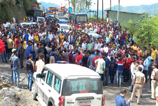 people jam badrinath highway