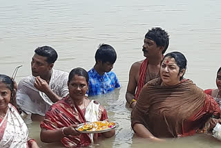 মুখ্যমন্ত্রীকে কটাক্ষ লকেটের