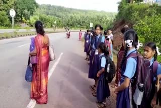 honnavara students facing problem to cross national highway