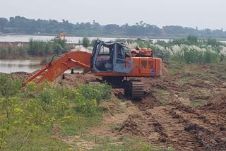 अवैध बालू खनन के खिलाफ छापेमारी