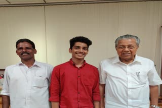 cm pinarayi vijayan  sixteen year old boy left home meet Chief Minister  മുഖ്യമന്ത്രിയെ കാണാൻ വീടുവിട്ടിറങ്ങി  വീടുവിട്ടിറങ്ങി പതിനാറുകാരൻ  മുഖ്യമന്ത്രി പിണറായി വിജയൻ  വീട്ടിൽ നിന്ന് ഒളിച്ചോടി  kerala latest news  malayalam news  Chief Minister pinarayi vijayan  കേരള വാർത്തകൾ  മലയാളം വാർത്തകൾ