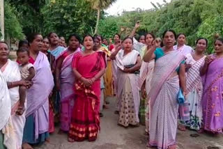 women protest against cm in kampur