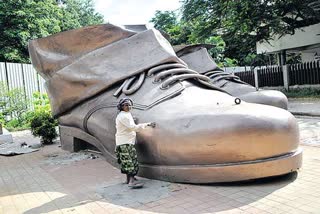 अम्बेडकर की मूर्ति के लिए बड़े जूते