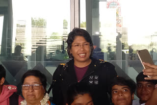 jhulan-goswami-returns-to-kolkata-on-monday-morning