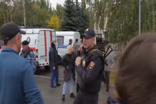 Shooting in Central Russia  Central Russia  Russian School  Shooting in Central Russian School  Anonymous Shooter  Shooter fired in school at Central Russia  വിദ്യാര്‍ഥികള്‍ക്ക് നേരെ വെടി  വെടിയുതിര്‍ത്ത് തോക്കുധാരി  സെന്‍ട്രല്‍ റഷ്യ  ആക്രമണത്തില്‍ ആറുപേര്‍ മരിച്ചു  മോസ്‌കോ  ലോക്കല്‍ പൊലീസ്  ഇഷെവ്‌സ്കിലെ  തോക്കുധാരി  റഷ്യ