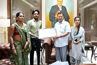 Kejriwal hosts sanitation worker family from Gujarat