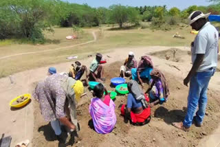 வடக்குபட்டு அகழ்வாய்வில் 1.6 கிராம் தங்க அணிகலன்கள் கண்டெடுப்பு