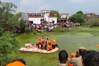 Tractor trolley overturns in lake in Lucknow