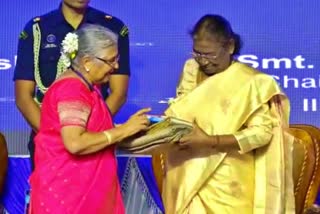 sudha-murty-give-koudi-president-murmu-stitch-by-devadasi