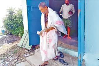 Priest dies of snakebite in Andhra Pradesh  ആന്ധ്രാപ്രദേശിൽ പാമ്പുകടിയേറ്റ് പുരോഹിതൻ മരിച്ചു  പാമ്പുകടിയേറ്റ് മരിച്ചു  പുരോഹിതൻ മരിച്ചു  ദേശീയ വാർത്തകൾ  മലയാളം വാർത്തകൾ  Priest died andra pradesh  national news  malayalam latest news