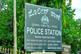 State police raid on PFI workers in Udupi  police raid on PFI  Karnataka police raid on PFI  Police raid on PFI in Karnataka  ಉಡುಪಿಯಲ್ಲಿ ಪಿಎಫ್​ಐ ಮುಖಂಡರ ಮನೆಯ ಮೇಲೆ ದಾಳಿ  ಹಲವು ಮುಖಂಡರು ವಶಕ್ಕೆ ಪಡೆದ ಪೊಲೀಸರು  ದಾಳಿ ನಡೆಸಿರುವ ಪೊಲೀಸರು ಹಲವು ಮುಖಂಡರನ್ನು ವಶ  ಪಿಎಫ್​ಐನ ಸ್ಥಳೀಯ ಮುಖಂಡರನ್ನು ವಶಕ್ಕೆ ಪಡೆದಿರುವ ಪೊಲೀಸರು  ಪೊಲೀಸರು ವಶಕ್ಕೆ ಪಡೆದು ವಿಚಾರಣೆ