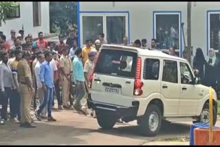State police raid on PFI workers in Shivamogga  PFI workers in Shivamogga  police detained PFI and sdpi worders  Karnataka police raid on PFI and SDPI  Police raid on PFI in Karnataka  ಶಿವಮೊಗ್ಗ ಪೊಲೀಸರಿಂದ SDPI PFI ಕಾರ್ಯಕರ್ತರ ಬಂಧನ  ಪಿಎಫ್​ಐ ಕಾರ್ಯಕರ್ತರ ಮೇಲೆ ಶಿವಮೊಗ್ಗ ಪೊಲೀಸರು ದಾಳಿ  PFI ಕಾರ್ಯಕರ್ತರನ್ನು ಇಂದು ಬೆಳಗಿನ ಜಾವ ಪೊಲೀಸರು ವಶ  SDPI PFI ಕಾರ್ಯಕರ್ತರ ಬಂಧನ