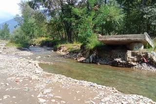 No bridge in Rathsuna Tral: رٹھسونہ، ترال میں پُل کی عدم دستیابی سے لوگوں کو مشکلات