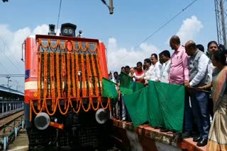 Union Minister Arjun Munda sent tribal girls of Jharkhand to Tamil Nadu for training