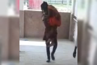 man-carries-pregnant-wife-on-his-shoulders-to-kaushambi-hospital-in-up