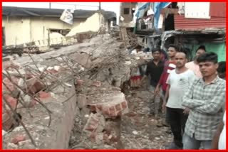 wall of a dangerous building collapsed In Bhiwandi 6 people were injured one in critical condition