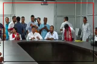 Minister Pijush Hazarika present to বিধায়ক পদ্ম হাজৰিকাক আমন্ত্ৰণ জনাবলৈ উপস্থিত মন্ত্ৰী পীযুষ হাজৰিকা invite MLA Padma Hazarika