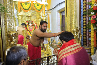 Aaditya Thackeray Mumbadevi Darshan