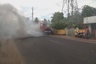 എം.സി റോഡിൽ ഗ്യാസ് സിലണ്ടർ കയറ്റിയെത്തിയ ലോറിയിൽ നിന്ന് പുക; പരിഭ്രാന്തി, ഒടുവിൽ നിയന്ത്രണ വിധേയം