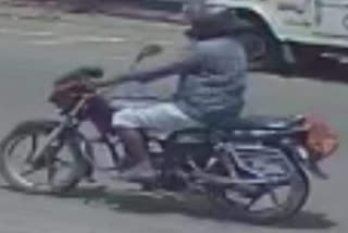 theif stole one lakh rupee  one lakh rupee placed under the seat of scooter  pala kottayam  pala kottayam theft  benny ganapathiplackal one lakh rupee  theif stolen one lakh in pala  സ്‌കൂട്ടറിന്‍റെ സീറ്റിനടിയിൽ സൂക്ഷിച്ച  ഒരു ലക്ഷം രൂപ മോഷ്‌ടാവ് തട്ടിയെടുത്തു  അന്വേഷണം ഊര്‍ജിതമാക്കി പൊലീസ്  പൈക എസ്ബിഐ ബാങ്കിൽ നിന്നും  ബെന്നി ഗണപതിപ്ലാക്കലിന്‍റേതാണ് തുക  കോട്ടയം മോഷണം  കോട്ടയം ഏറ്റവും പുതിയ വാര്‍ത്ത  ഇന്നത്തെ പ്രധാന വാര്‍ത്ത