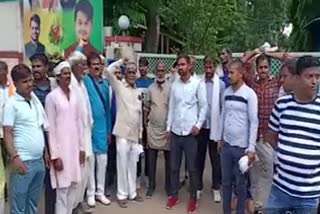Farmers  Protest minister bungalow