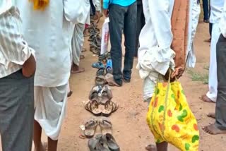 farmers-queuing-up-chappals-to-get-sowing-seeds