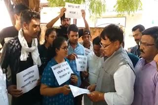 Students gave memorandum to Energy Minister