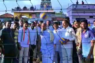 siddaramaiah-played-volleyball-with-the-youth-in-mysore
