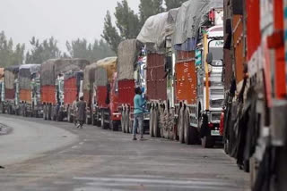 Stranded apple-laden trucks on NH cleared, fruit mandis in Kashmir back in business