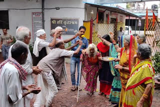 vidisha old women welcome in unique style