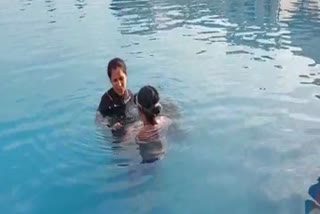 Archana Sardana giving free scuba training