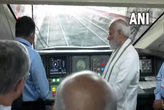 PM મોદીએ વંદે ભારત એક્સપ્રેસ ટ્રેનને લીલી ઝંડી આપીને કરી સવારી