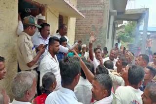 Gram Panchayat lock  Gram Panchayat locked by protestors i  Panchayat locked by protestors in Belagavi  ಪರಿಹಾರ ವಿತರಣೆಯಲ್ಲಿ ‌ತಾರತಮ್ಯ  ಗ್ರಾಮ ಪಂಚಾಯ್ತಿಗೆ ಬೀಗ ಜಡಿದ ನೆರೆ ಸಂತ್ರಸ್ತರು  ಅತಿವೃಷ್ಠಿಯಿಂದ ಹಾನಿಯಾದ ಮನೆಗಳ ಸಮೀಕ್ಷೆ ‌  ಘಟಪ್ರಭಾ ನದಿ ಪಾತ್ರದಲ್ಲಿರುವ ಜನರು  ಅರ್ಹ ಫಲಾನುಭವಿಗಳಿಗೆ ಪರಿಹಾರ ಸಿಗ್ತಿಲ್ಲ