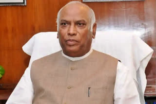 Who is next congress president  Congress leader Mallikarjun Kharge  congress president election  ದಲಿತ ನಾಯಕ ಖರ್ಗೆ  ಕಾಂಗ್ರೆಸ್​ ಅಧ್ಯಕ್ಷ ಪಟ್ಟ  ಕಾಂಗ್ರೆಸ್ ಅಧ್ಯಕ್ಷ ಸ್ಥಾನಕ್ಕೆ ನಾಮಪತ್ರ  ಮಧ್ಯಪ್ರದೇಶದ ಮಾಜಿ ಮುಖ್ಯಮಂತ್ರಿ ದಿಗ್ವಿಜಯ್ ಸಿಂಗ್  ಖರ್ಗೆ ಬಗ್ಗೆ ಸೋನಿಯಾ ಅಂತಿಮ ನಿರ್ಧಾರ  ಕಾಂಗ್ರೆಸ್​ ಅಧ್ಯಕ್ಷ ರೇಸ್​ನಲ್ಲಿ ಮನೀಷ್​ ತಿವಾರಿ  ಸೋನಿಯಾ ಗಾಂಧಿಯನ್ನು ಭೇಟಿಯಾದ ರಾಜಸ್ಥಾನ ನಾಯಕರು  ಕರ್ನಾಟಕಕ್ಕೆ ಎಂಟ್ರಿ ಕೊಟ್ಟ ರಾಹುಲ್​ ಗಾಂಧಿ  ಕಾಂಗ್ರೆಸ್​ ಅಧ್ಯಕ್ಷ ಸ್ಥಾನದ ಚುನಾವಣೆ ಪ್ರಕ್ರಿಯೆ