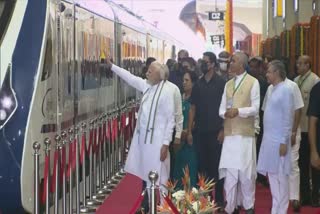 PM Modi gave green signal to Vande Bharat train country got third train  Vande Bharat train  രാജ്യത്തെ മൂന്നാമത്തെ വന്ദേഭാരത് ട്രെയിന്‍  വന്ദേഭാരത് ട്രെയിന്‍  വന്ദേഭാരത് ട്രെയിന്‍ വേഗത  ഗാന്ധിനഗര്‍ മുംബൈ റൂട്ടിലെ വന്ദേഭാരത്  speed of vandebhart train  KAVACH technology