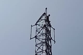 बानसूर में मोबाइल टावर पर चढ़ा युवक