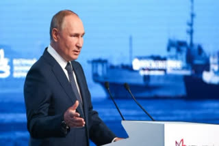 With pomp, bluster and ceremony, Putin defies West in speech