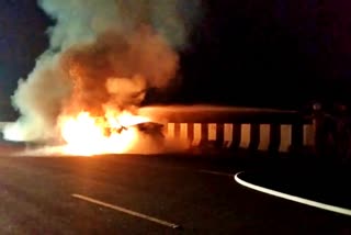 Car catches fire in Ramanagar  Car catches fire over diesel leak  Accident car towing  ಕಾರನ್ನು ಟೋಯಿಂಗ್​ ಮಾಡಿ ತರುತ್ತಿದ್ದ ವೇಳೆ ಡಿಸೇಲ್​ ಲೀಕ್  ಬೆಂಕಿಗೆ ಭಸ್ಮವಾದ ವಾಹನ  ಶಾರ್ಟ್ ಸರ್ಕ್ಯೂಟ್ ಆಗಿ ಬೆಂಕಿ