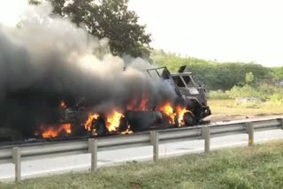 Agra Mumbai Highway truck burnt down