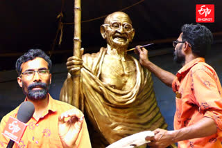 porter Babu Parthan made Mahatma Gandhi statue porter Babu Parthan from idukki Mahatma Gandhi statue ചുമട്ടുതൊഴിലാളിയുടെ കരവിരുതിൽ വിരിഞ്ഞത് ഗാന്ധിശിൽപം കലയും കവിതയുമായി ബാബു പാർഥൻ കവിയും ശിൽപിയുമായ ബാബു പാർത്ഥൻ ഇടുക്കി ബൈസൺവാലി ടൗണിലെ ചുമട്ടുതൊഴിലാളി മാതൃവിദ്യാലയത്തിനായി രാഷ്‌ട്രപിതാവിന്‍റെ പ്രതിമ ഒക്‌ടോബർ രണ്ടാം തീയതി ഗാന്ധിജയന്തി ബൈസൺവാലി സ്‌കൂൾ gandhi statue made by poet babu Idukki Bison Valley porter babu ഗാന്ധിജയന്തി ദിനം Gandhi Jayanti special story ഗാന്ധിശിൽപം idukki news