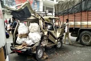 collision between vehicles  national highway  aluva kambanipadi  aluva kambanipadi accident  collision between vehicles on the national highway  accident in aluva kambanipady highway  latest news in ernakulam  latest news today  ചരക്ക് ലോറി യൂടേണെടുക്കുന്നതിനെ അപകടം  ആലുവ കമ്പനിപ്പടി ദേശീയപാതയില്‍  വാഹനങ്ങള്‍ കൂട്ടിയിടിച്ച്  നിരവധി പേര്‍ക്ക് പരിക്ക്  മാരുതി ഒമിനിവാൻ ഇടിച്ച്  ഓമിനി വാൻ ഓടിച്ച ബാബു  എറണാകുളം ഏറ്റവും പുതിയ വാര്‍ത്ത  ഇന്നത്തെ പ്രധാന വാര്‍ത്ത