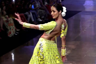 Malaika Arora dance on ramp, Malaika Arora walks for Gopi Vaid, Malaika arora latest news
