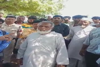 Muslim woman bury in front of temple