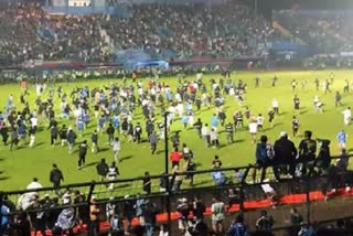 इंडोनेशिया में फुटबॉल मैच में हिंसा के बाद कम से कम 127 मरे