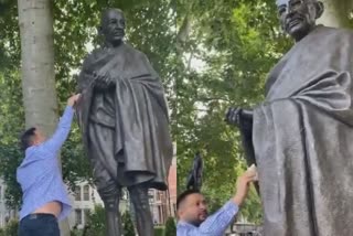 राष्ट्रपिता महात्मा गांधी की मूर्ति साफ करते हुए तेजस्वी यादव