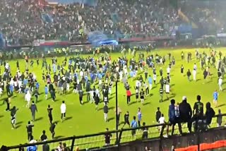 football match in Indonesia  174 people killed  Arema FC vs Persebaya  Persebaya beat arema  इंडोनेशिया में फुटबॉल मैच  174 लोग मारे गए  अरेमा बनाम परसेबाया  परसेबाया ने अरेमा को हराया  Arema FC  Persebaya  फुटबॉल मैच में हार से गुस्साई भीड़ ने किया हमला  इंडोनेशिया  Indonesia